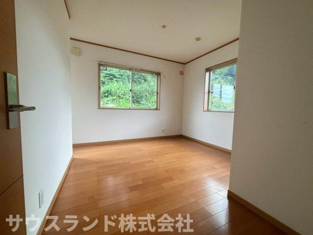 お部屋の角に窓が配置され、明るく開放感のある洋室です！風通しも良く、爽やかな空気がお部屋全体を包み込みます。静かな環境で、毎日の快適な睡眠をしっかりとサポートしてくれる落ち着いたプライベート空間です♪