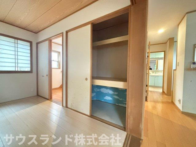 細かく仕切られた棚や引き出しが備え付けられた、大変便利なクローゼットです！衣類だけでなく、生活感の出やすい小物や日用品のストックなども整理整頓しやすく、いつでもスッキリとした居住空間を保てます♪