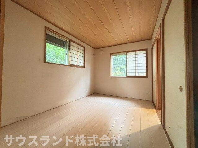 木目の美しいフローリングがお部屋に温かみをもたらす、使い勝手の良い空間です！各居室への動線も良く、ご家族が自然と顔を合わせやすい設計。毎日を心地よく過ごせる、細部までこだわりが詰まった間取りです☆
