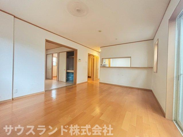 キッチンからリビング全体を見渡せる開放的な間取りです！お料理やお片付けをしながらでも、遊ぶお子様の様子をしっかりと見守ることができます。自然とコミュニケーションが深まり、ご家族の絆が深まる空間です♪