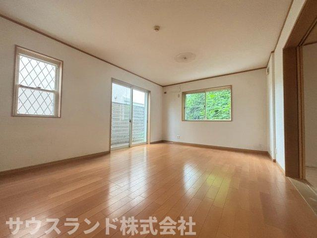 壁面が広く、お好みの家具をレイアウトしやすいリビングダイニングです！日中は照明がいらないほどの明るさで、毎日を元気いっぱいに過ごせます。ご家族でゆったりとくつろげる、快適な憩いの空間が広がります☆