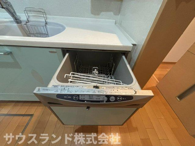 毎日の家事をしっかりサポートしてくれるビルトイン食器洗浄乾燥機付きです！食事の後片付けをお任せできるので、ご家族でゆっくり過ごす時間が増えます。手洗いに比べて節水効果も期待できて環境にも優しいです♪