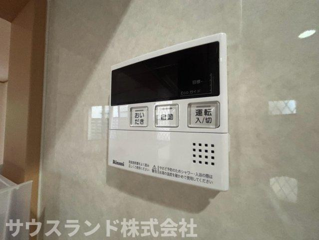 キッチンにいながらお風呂の準備ができる便利な給湯リモコンです！家事の合間にボタン一つでお湯はりができるため、忙しい夕飯時の家事の時短に繋がります。毎日の暮らしを快適にサポートしてくれる嬉しい設備です☆