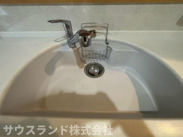 大きなフライパンや鍋も洗いやすい、ゆとりのあるワイドなシンクです！水はねの音が響きにくい仕様で、テレビの音やご家族との会話を邪魔しません。毎日のお片付けの負担を軽減してくれる嬉しいキッチン設備です♪