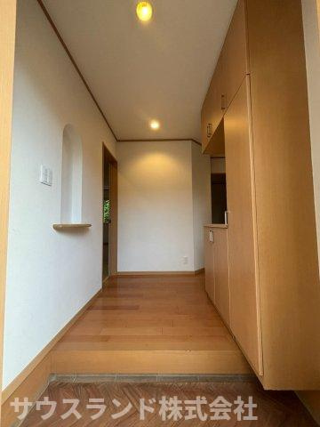 奥行きがあり、帰宅したご家族を優しく迎えてくれる玄関ホールです！木の温もりを感じるフローリングが心地よく、安心感を与えてくれます。廊下にも収納があり、お出かけ用のコートや小物もすっきり片付きます☆