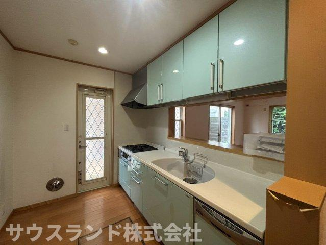 勝手口を備えた便利なキッチンです！ゴミ出しの際やお買い物帰りの荷物の運び入れなど、外への出入りがスムーズに行えて毎日の家事がぐっと楽になります。風通しも良く、いつでも爽やかなキッチンを保てます☆