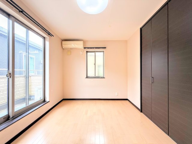 ◆室内はいつも明るい印象なので気持ちの良い朝を迎えられます。各部屋にはクローゼットを完備しており、収納が多いお家はすっきりして快適空間です。