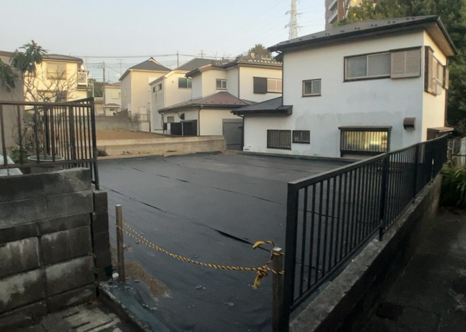 土地の形が極端に長細かったり、狭小地、あるいは道路との高低差がある傾斜地だった場合、後々売ろうとしても買い手がつかない場合もあります。後々、売却することになった時に価値の下がらない土地を選びましょう。