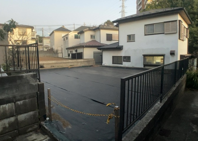 土地の面積＝住宅面積ではありません。建ぺい率の問題などで、土地のある場所によって住宅を建てられる面積は限られています。高さもしかり、「土地」という言葉の中には、建築条件も含まれると考えておきましょう。