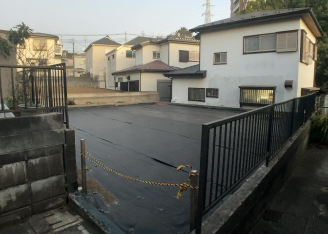 家を建てる場合、方位は要チェックです。現実的に日当たりのよい家ならばリビングは南側、建築基準法でも北側に当たる家への配慮は求められています。土地を見学に行く際は、方位磁針を持って行くようにしましょう。