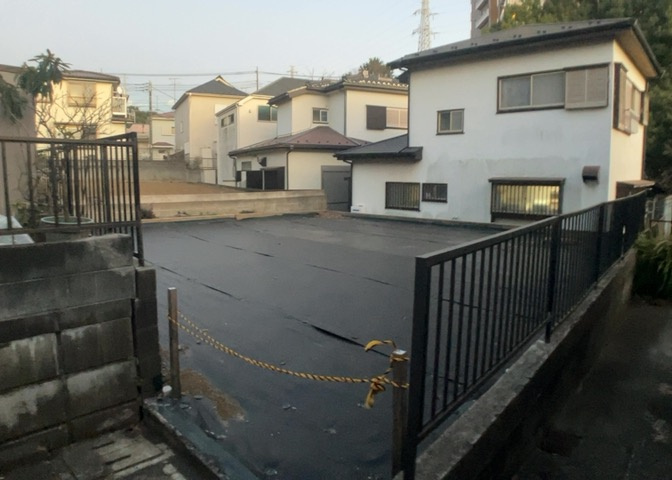 土地を買う際、住む地域の自治体や福祉の補助制度にも注目してみましょう。子供や老人の医療補助やゴミ出しのルールなど、自治体によってルールに大きな違いがあるため、暮らしやすい土地で判断するとよいでしょう。