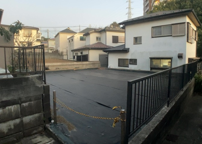 土地の前の道路に消火栓が設置されていることがあります。この場合、道路交通法第45条第1項により、駐車禁止の場所が指定されています。そのため、車庫などの駐車スペースをつくることができない場合があります。