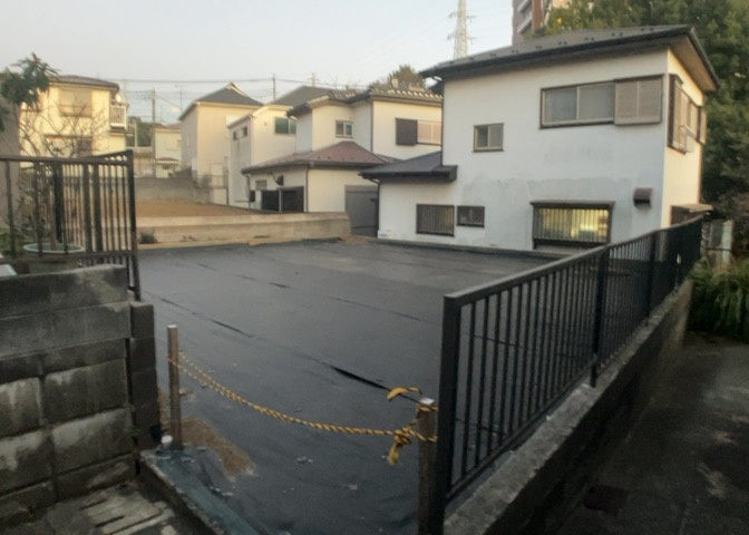 現地に行くなら、物件の周囲の地形がどうなっているかを見ることも大切です。周辺より低くなっている土地では、大雨などで水が集まりやすいため、地盤が弱くなっているということも考えられるため、注意が必要です。
