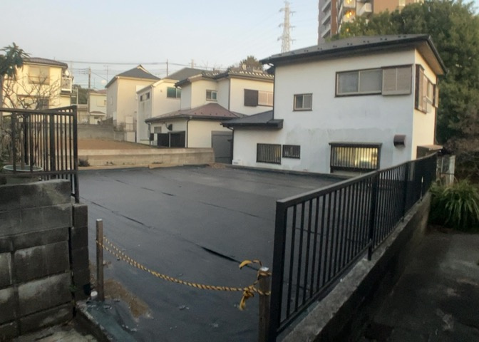 土地購入を検討されている場合、境界杭がない状態で購入してしまうと境界確定測量をする必要があり、費用がかかります。購入の前に、売主、隣土地所有者立ち合いのもと境界を確定し境界杭を設置するのがベストです。