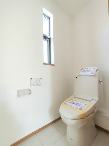 【2階トイレ】　毎日使う場所だからこそ、使い勝手を考慮しました。飽きのこない空間は質感豊かな仕上がりです。