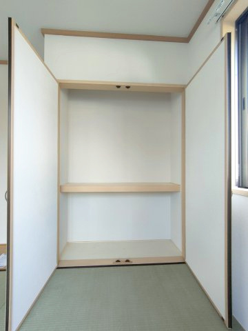【和室　収納】　押し入れを備え、寝具などの収納もスムーズにできそうです。