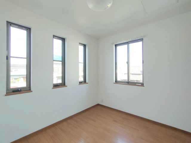 【洋室約5.2帖】　どのお部屋にも窓があり、明るく過ごしやすい空間となっています。