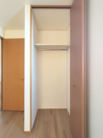 【洋室約6.4帖　収納】　全てのお部屋に収納を備え、空間を広くお使いいただけます。