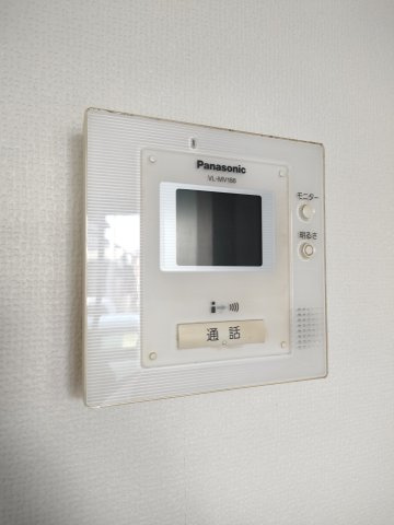 【TVモニター付きインターフォン】　訪問者の顔を見ることができるので、安心してドアを開けられます。
