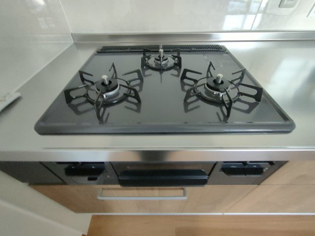 【3口コンロ】　3口コンロ、グリル付きでお料理のレパートリーも増えそうです。