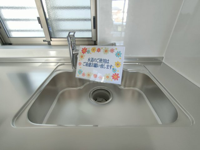 【シンク】　食器洗いもはかどる広々としたシンク。