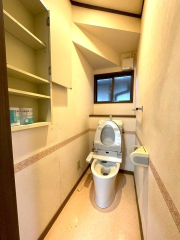 収納豊富なトイレです♪