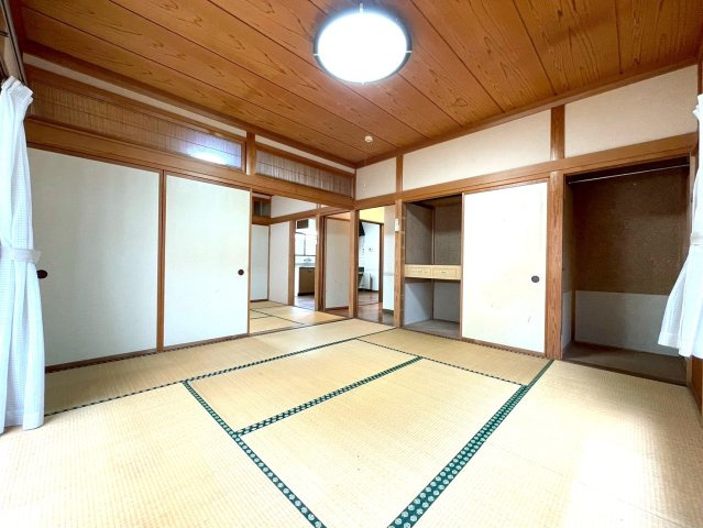 1階和室8帖には広々押入＆物入あります♪