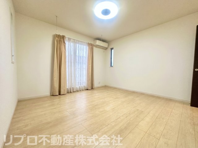 8帖の洋室は、主寝室としても十分な広さです！WICがあり動線も良好です！※AI画像使用しています