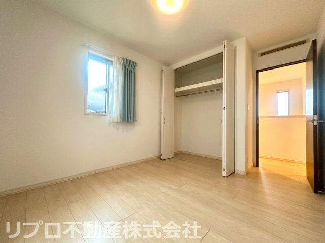 5．7帖の洋室はお子様のお部屋としてご活用いただけますね！全部屋に窓のある明るい住宅です！※AI画像使用しています