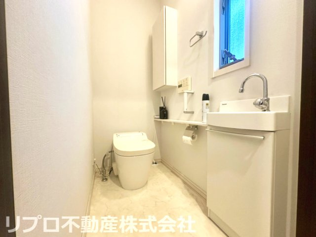 手洗いボウル付きで便利！小物を置ける棚もあり、おしゃれで使いやすい空間です♪
