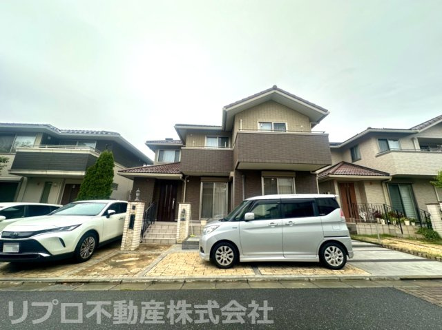 駐車場エクステリア工事済みでお手入れしやすく、駐車もスムーズ！車種により3台可能！