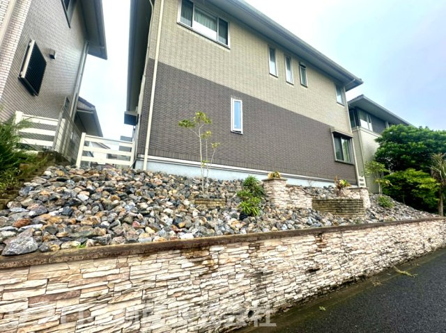 物件裏側もロックガーデン仕様でお手入れもラクラク！