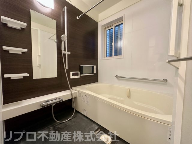 清潔感のあるバスルームは浴室乾燥付きなので、雨の日でも洗濯物を乾かせて便利です♪※AI画像使用しています