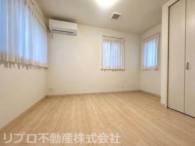 白を基調とした清潔感のある6帖洋室です！※AI画像使用しています