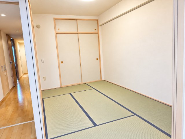 【和室約6.0帖】　リビング続きの和室は来客時の客間やお子様の昼寝スペースとして、ご家族が多目的に活用できます。