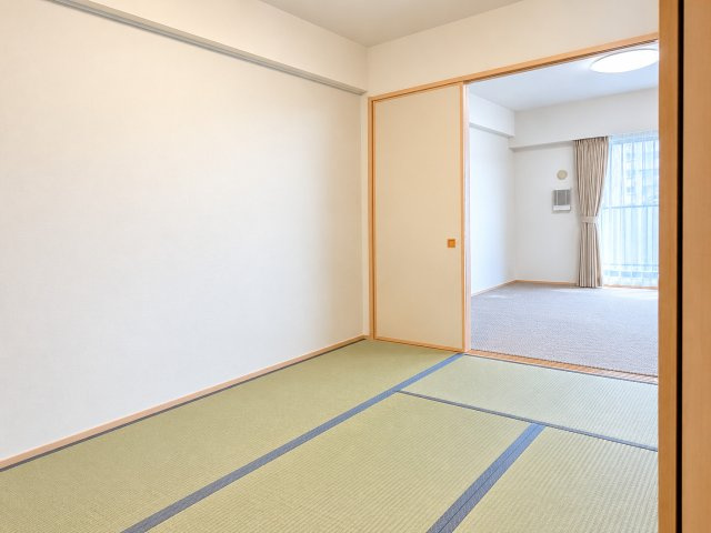 【和室約6.0帖】　襖を開ければリビングと一体になる和室は、来客時にも広さを感じられる使い勝手の良い空間です。