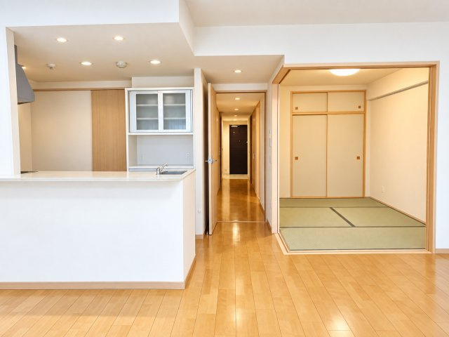 【LDK・和室】　キッチンから和室まで見通せる間取りは家族の気配を感じやすく、日々のコミュニケーションが取りやすい空間です。