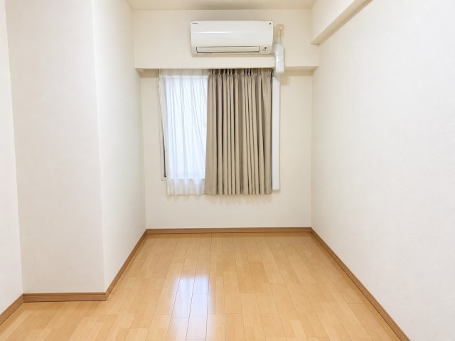【洋室約6.0帖】　落ち着いた雰囲気の約6.0帖の寝室は、一日の終わりにゆっくりとくつろげる居心地の良い空間です。