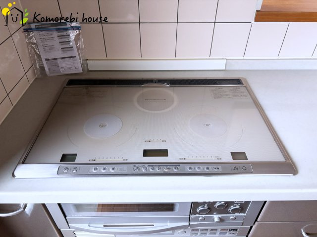 同時調理が叶う3口のIHコンロと便利なグリル付き。忙しい朝のお弁当作りも、夕食の複数メニューもスムーズにこなせる頼れる設備です。