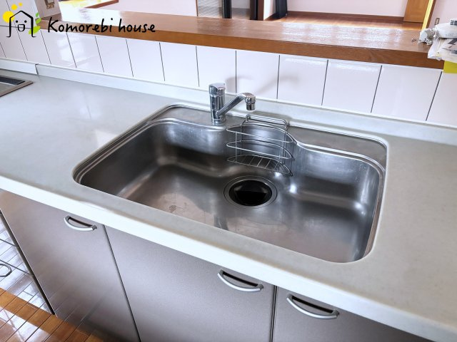 いつでも美味しいお水がそのまま使えるキッチンシンク。凹凸が少ないためお手入れもしやすいです。
