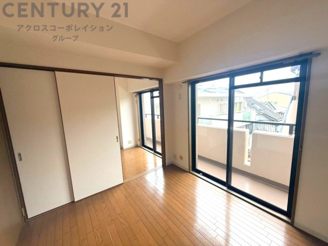 子供部屋…創造性や成長を促す遊びの空間を提供。学習や趣味に集中できる環境を整えます。個別のプライベートスペースは自己表現と自立心を育み、心地よい睡眠環境を整えリラックスできる場所を提供。