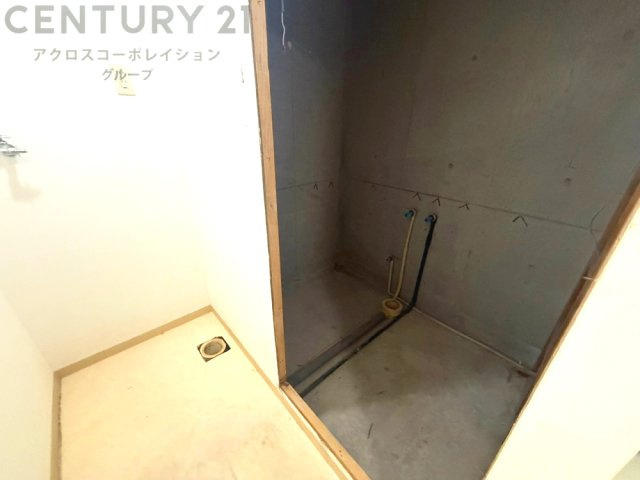 洗濯物の仕分け作業がしやすく、整理整頓が容易になります。洗濯音や湿気を他の部屋に持ち込まず、生活環境を快適に保ちます。上部を活用すれば収納スペースを確保でき洗剤や洗濯用品の整理もしやすくなります。