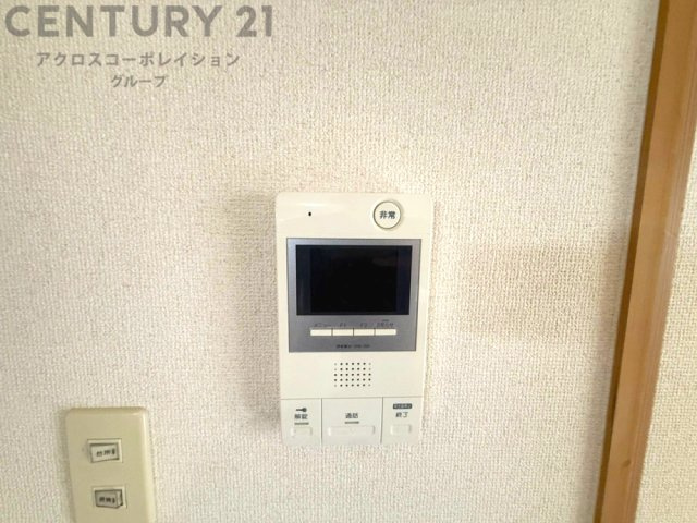 訪問者が来たときにテレビ画面で確認できるため、安心してドアを開けられます。録画機能があるものもあり、留守中に来訪者を記録しておくことができます。利便性が高く、セキュリティ面でも安心です。