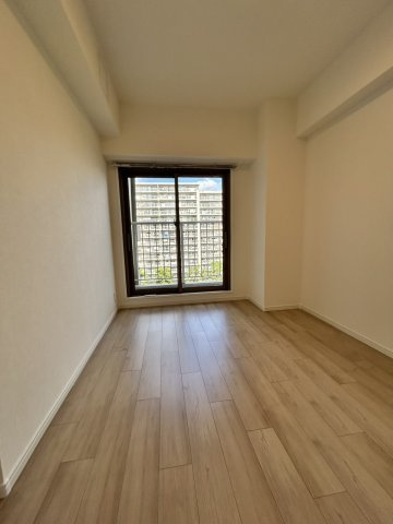 明るく落ち着いた雰囲気の洋室。家具の配置もしやすく、寝室や子ども部屋などライフスタイルに合わせてお使いいただけます。