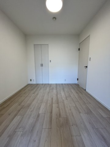 落ち着いた雰囲気で、ゆったりと過ごせる寝室。ベッドや家具も配置しやすい、快適なプライベート空間です。