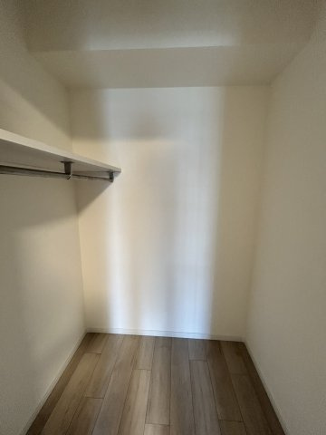 衣類やバッグなどをまとめて収納できるウォークインクローゼット。収納力があり、お部屋をすっきりと保てる便利な収納スペースです。