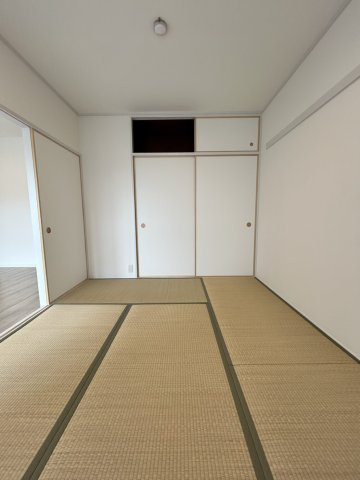 畳の温もりを感じられる、落ち着いた雰囲気の和室。くつろぎの空間としてはもちろん、客間やお子様の遊び場など多用途に活用できます。