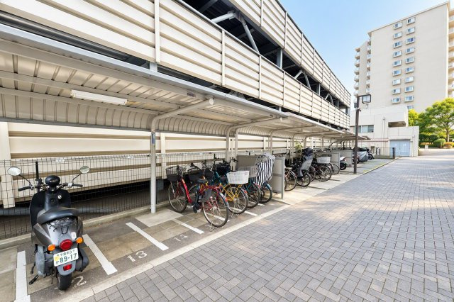敷地内に駐輪スペースを確保。自転車でのお出かけや日々の買い物にも便利な住環境です。