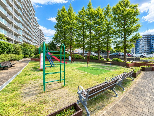 身近に緑を感じられる公園があり、お子様との遊びや散歩、気分転換にもぴったり。自然を感じながら穏やかに暮らせる住環境です。
