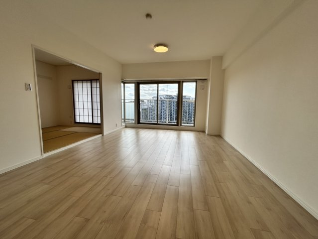 南向きの明るいリビングで、陽光が心地よく差し込む開放的な空間。ご家族でゆったりと寛げる、居心地の良い住空間です。